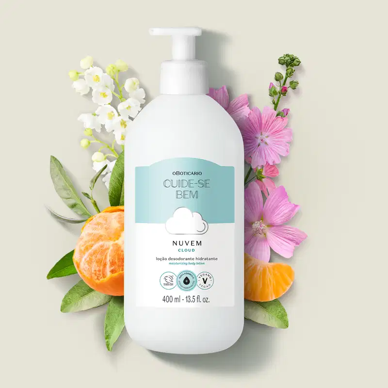 Frasco branco com bomba dosadora e rótulo em azul claro e branco com nuvens ilustradas contendo 400ml de loção hidratante corporal Cuide-se Bem Nuvem rodeada por flores rosa, folhas verdes e frutas cítricas em fundo claro.