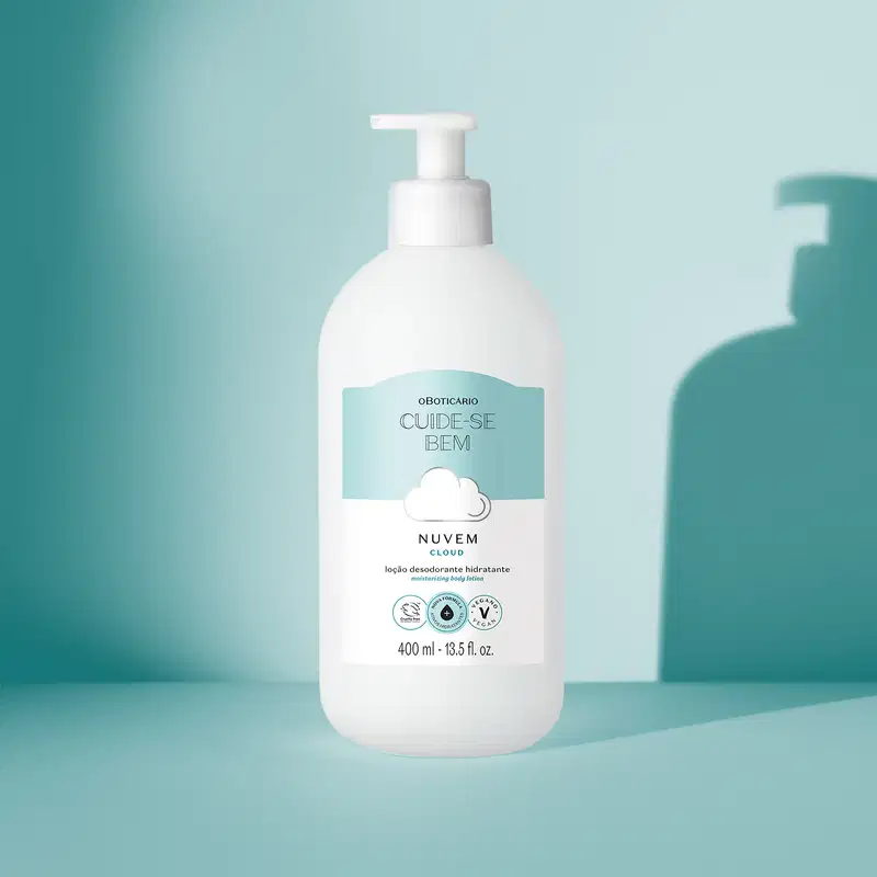 Frasco branco com bomba dosadora e rótulo em azul claro e branco com nuvens ilustradas contendo 400ml de loção hidratante corporal Cuide-se Bem Nuvem em fundo em tons de azul com sombra.