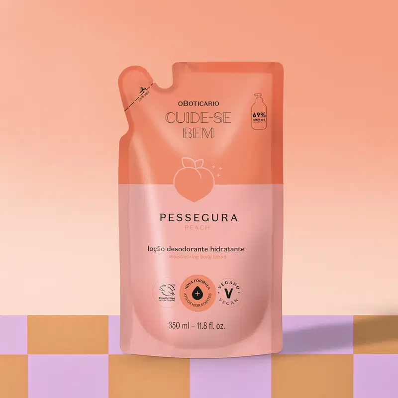 Refil de loção hidratante corporal Cuide-se Bem Pessegura em sachê de 350ml em tons de rosa com pêssego ilustrado sobre superfície xadrez branca e rosa.
