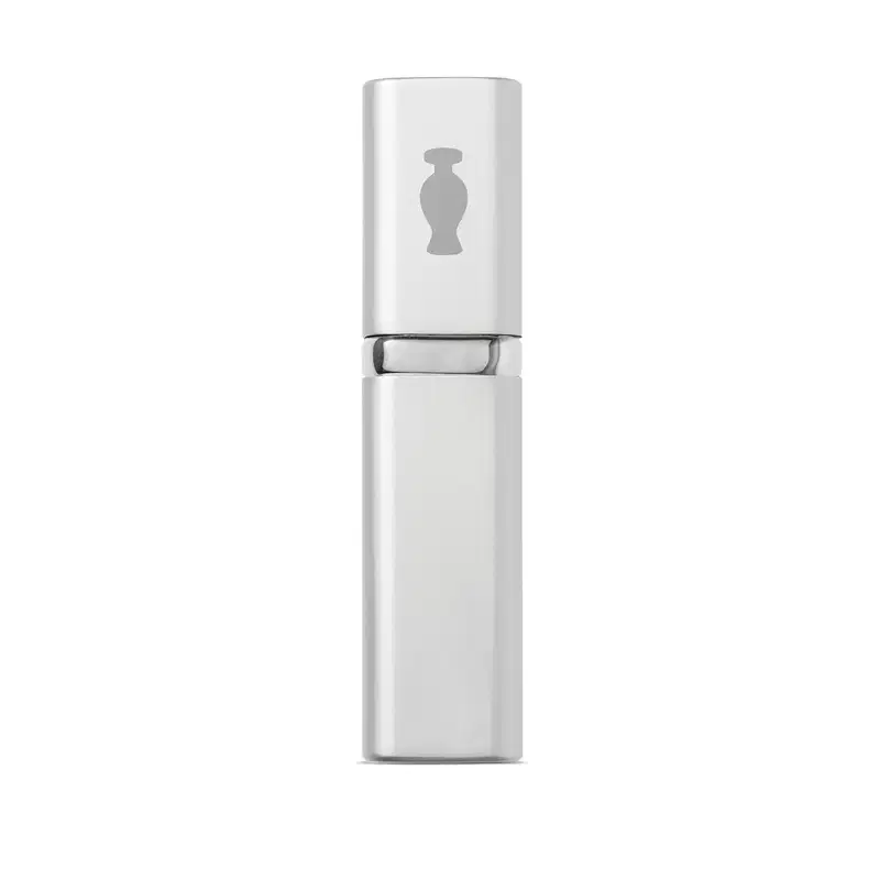 Porta-perfume com vaporizador em tubo prateado com o logo da marca O Boticário em cinza na parte superior.