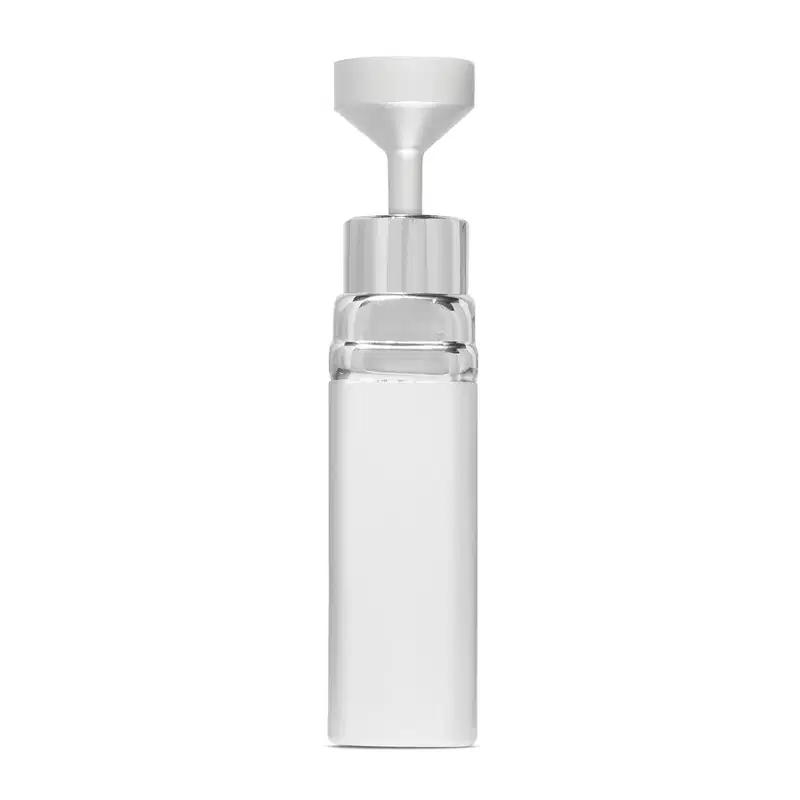 Porta-perfume com vaporizador em tubo prateado com um mini funil na parte superior do produto.