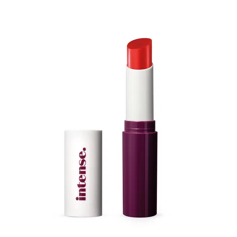Batom Stick Glossy de cor vermelha da marca Intense em embalagem preta e branca com tampa branca e letras pretas.