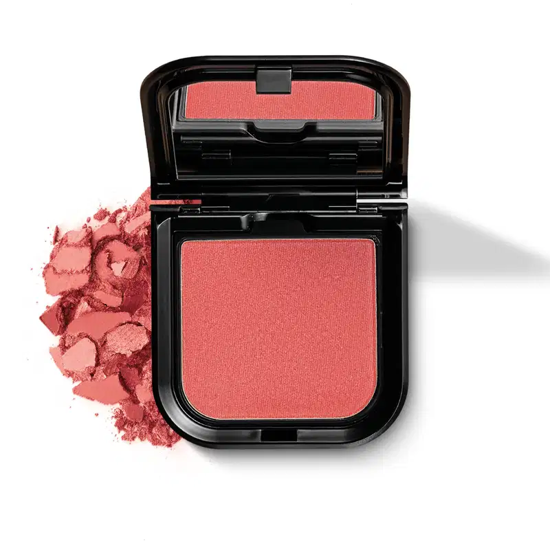 Blush em pó mate Luminoso Berry Make B. na cor rosa intenso em estojo quadrado preto de cantos arredondados com espelho na tampa. Um pouco do produto está esfarelado ao lado da embalagem.