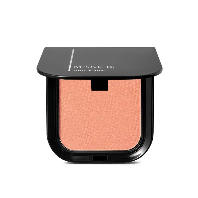 Blush em pó mate Luminoso Coral Make B. na cor coral em estojo quadrado preto de cantos arredondados e o nome da marca gravado na tampa em letras brancas.