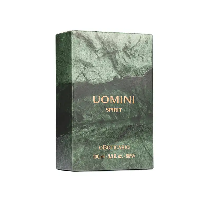 Caixa de desodorante colônia Uomini Spirit. Embalagem retangular em tons de verde e cinza, com textura semelhante a mármore. Texto com o nome da fragrância em letras douradas na parte frontal.