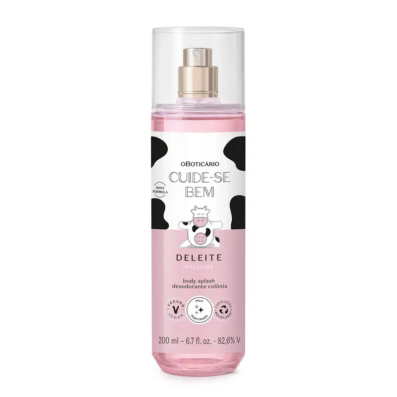 Frasco transparente com líquido rosa, pulverizador prateado, tampa transparente e rótulo branco e rosa com manchas pretas e ilustração de vaca contendo 200ml de body splash Cuide-se Bem Deleite.