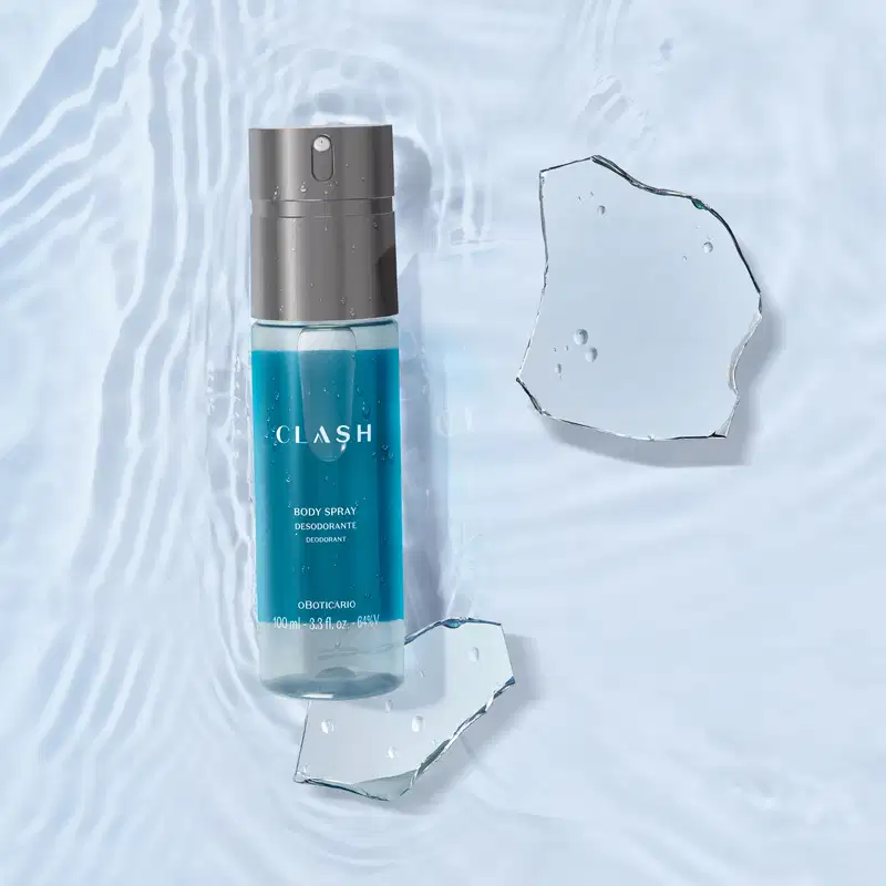 Frasco de item de perfumaria da marca Clash, flutuando sobre uma superfície aquática com gotas d'água, em uma superfície clara e molhada.