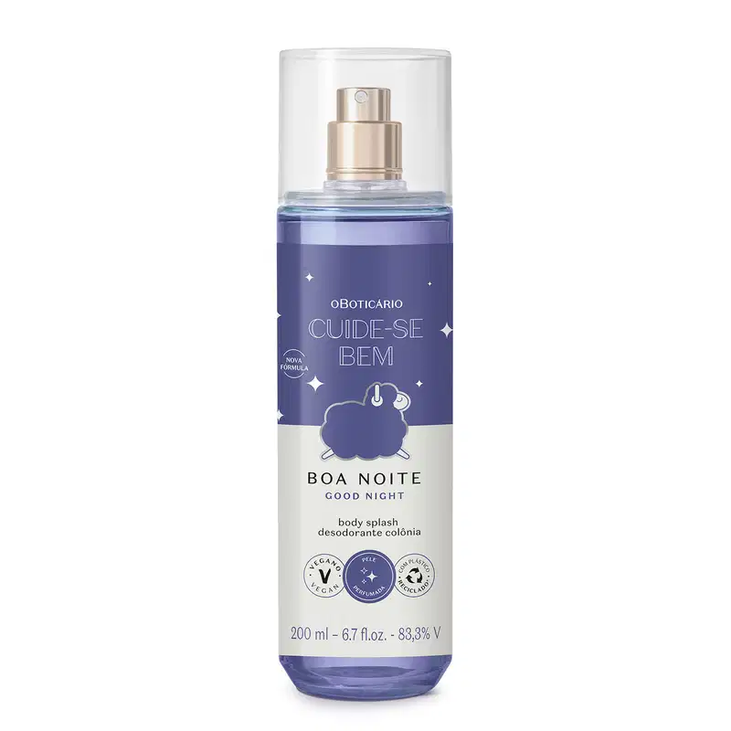 Frasco cilíndrico transparente com líquido azul claro, pulverizador prateado, tampa transparente e rótulo azul escuro e branco com ovelhinha ilustrada contendo 200ml de body splash da marca Cuide-se Bem Boa Noite.