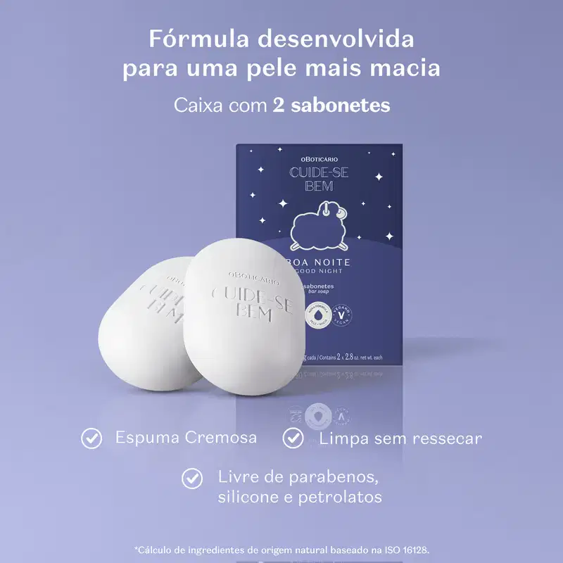 Caixa azul escura com pequenas estrelinhas e ovelha ilustrada ao lado de dois sabonetes em barra azuis da marca Cuide-se Bem Boa Noite em um fundo azul com letras brancas indicando as características do produto.