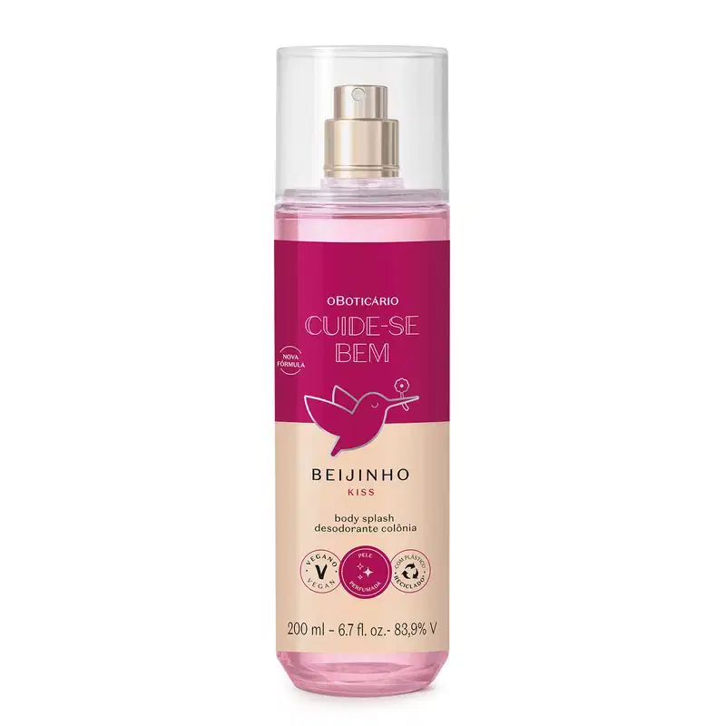 Frasco cilíndrico transparente com líquido rosa claro, pulverizador prateado, tampa transparente e rótulo vinho e rosa com beija-flor ilustrado contendo 200ml de body splash da marca Cuide-se Bem Beijinho.