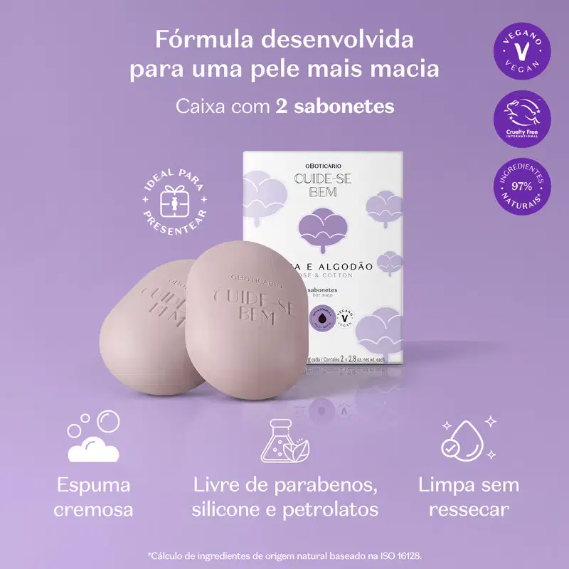 Caixa branca com flores de algodão ilustradas em tons de lilás ao lado de dois sabonetes em barra em formato oval na cor branca da marca Cuide-se Bem Rosa e Algodão contendo 80g cada um. Os produtos estão em fundo lilás.