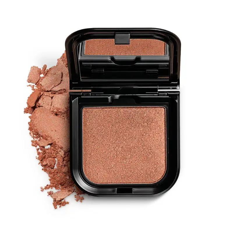 Blush em pó mate Luminoso Brown Make B. na cor marrom em estojo quadrado preto de cantos arredondados com espelho na tampa. Um pouco do produto está esfarelado ao lado da embalagem.