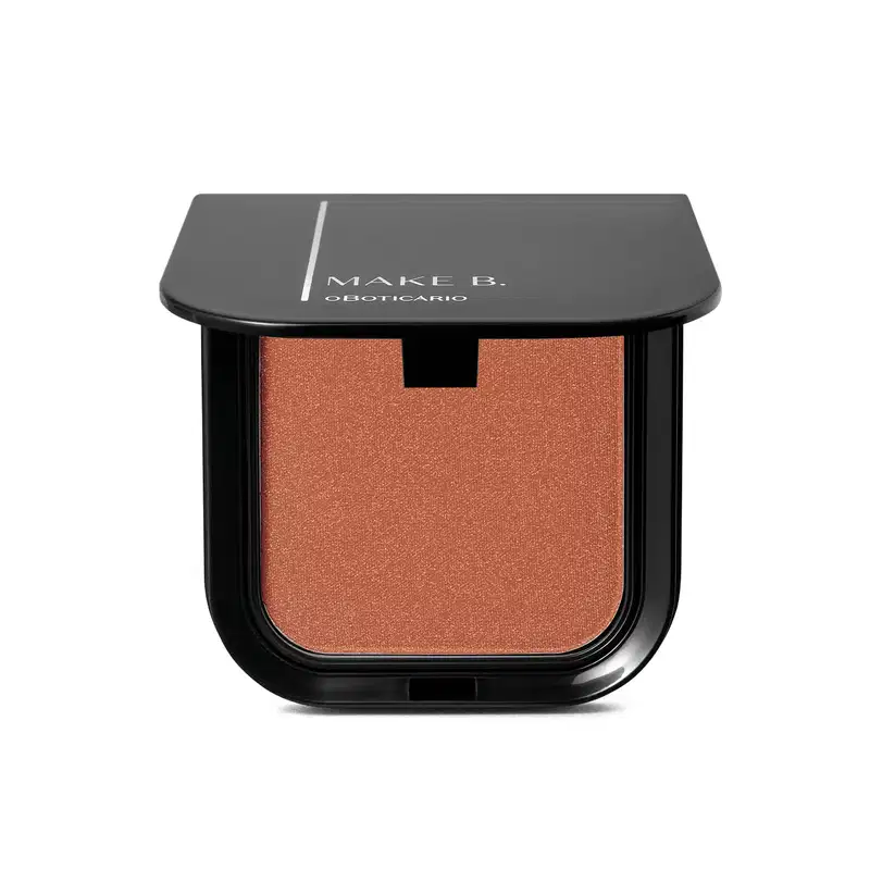 Blush em pó mate Luminoso Brown Make B. na cor marrom em estojo quadrado preto de cantos arredondados e o nome da marca gravado na tampa em letras brancas.