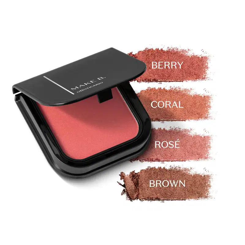 Blush em pó mate Luminoso Make B.em estojo quadrado preto de cantos arredondados e o nome da marca gravado na tampa em letras brancas. Ao lado da embalagem, há uma amostra das cores do produto com os seus respectivos nomes.