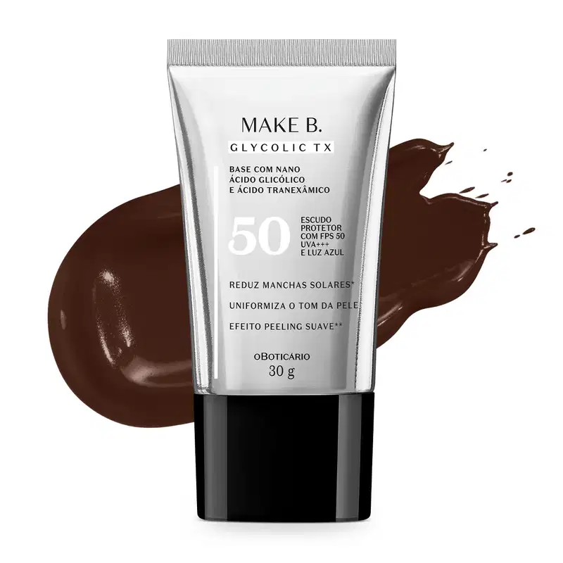 Tubo prateado com tampa e letras pretas da base líquida Make B. Glycolic cor 330 da marca Make B. Atrás da embalagem está a textura do produto, mostrando sua intensidade e a real cor da base.