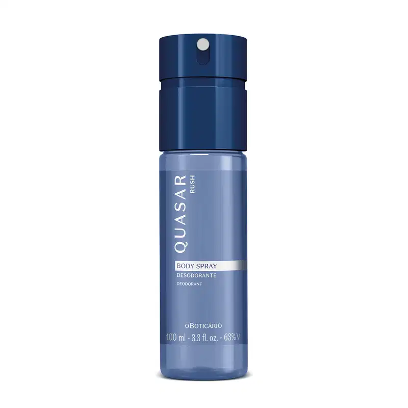 Frasco transparente de body spray azul com tampa preta da marca Quasar Rush com rótulo branco 100ml do produto.