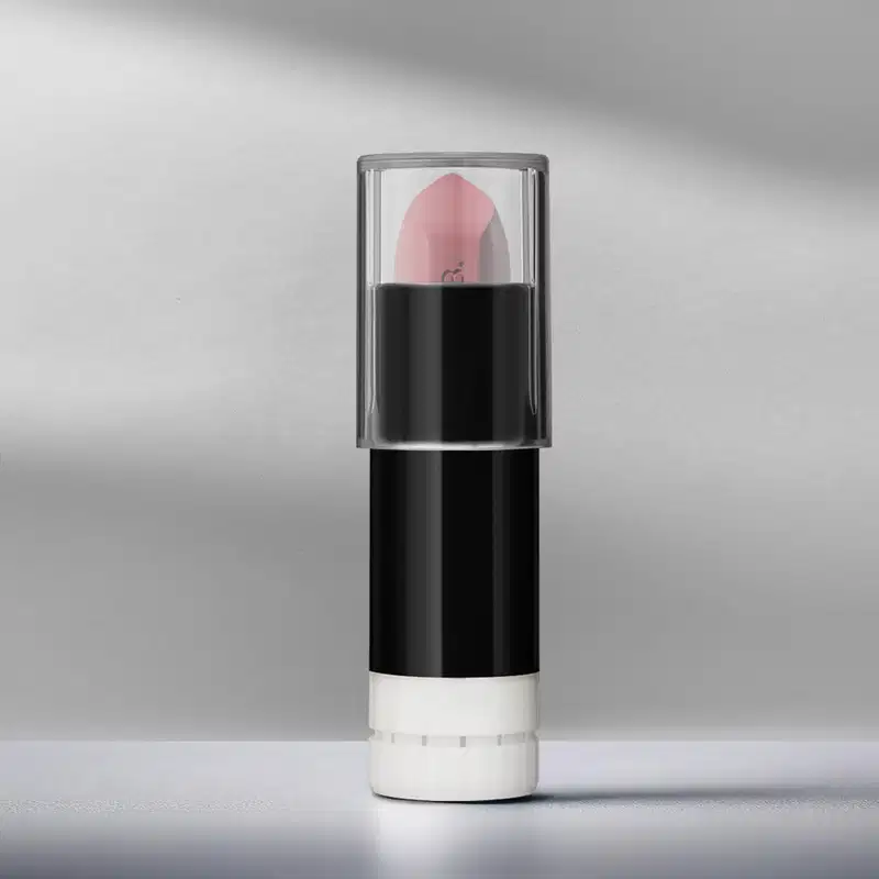 Refil de batom mate rosa Rose Fabulous Make B. em embalagem preta e branca com tampa transparente, posicionado em superfície cinza clara com fundo desfocado em tons de cinza.