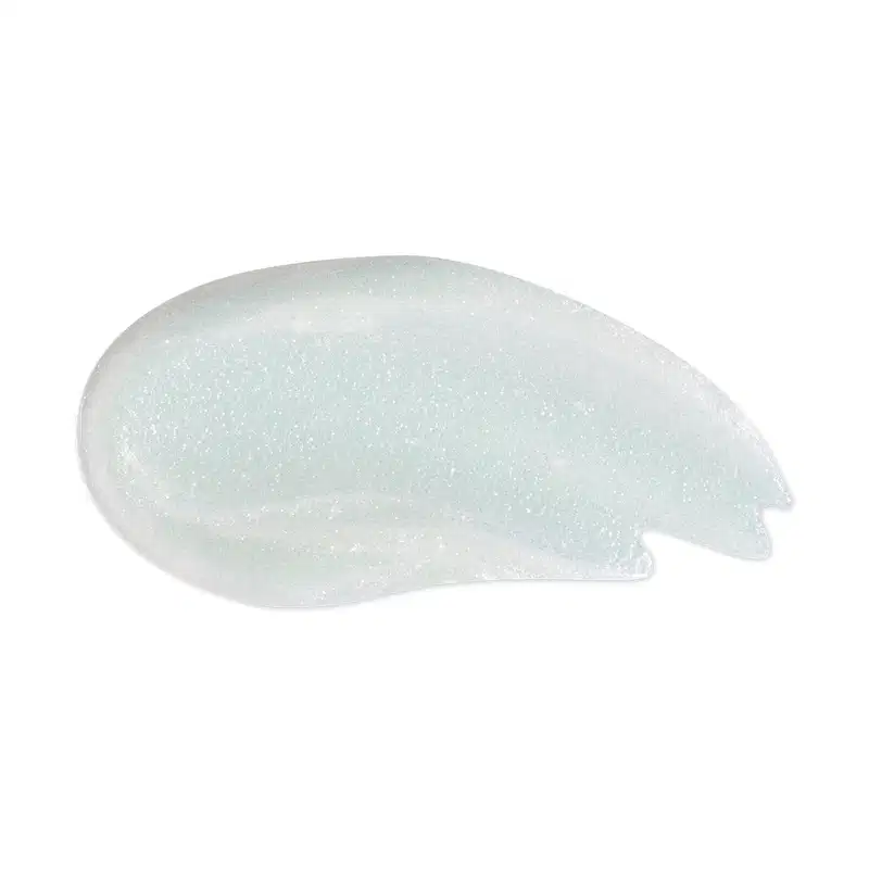 Textura molhada, brilhante e branca do gloss labial incolor Glossy Plastic Lips da marca Intense Melissa. Ele tem aparência fluída e está espalhado em superfície lisa e branca.