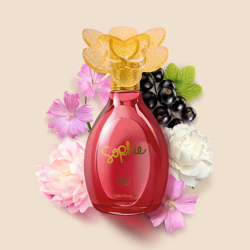 Frasco de colônia infantil da marca Sophie Candy em cor rosa, com tampa dourada em formato de borboleta, cercado por flores rosas, peônias brancas e bagas pretas em fundo bege claro.