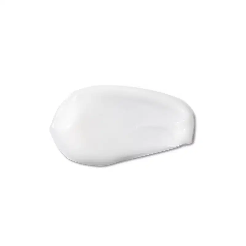 Textura branca e cremosa de condicionador suave da marca Boti Baby com aparência fluída e brilhante, espalhada em superfície branca.
