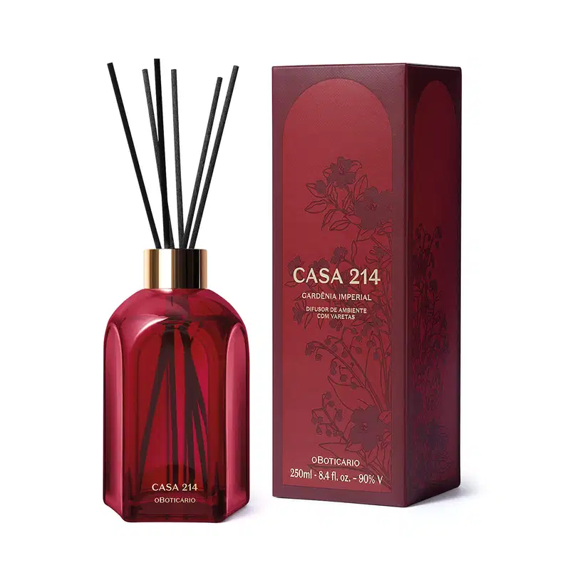 Difusor de ambientes em vidro vermelho com varetas e letras douradas da marca Casa 214 Gardênia Imperial com a caixa vermelha e dourada ao lado.