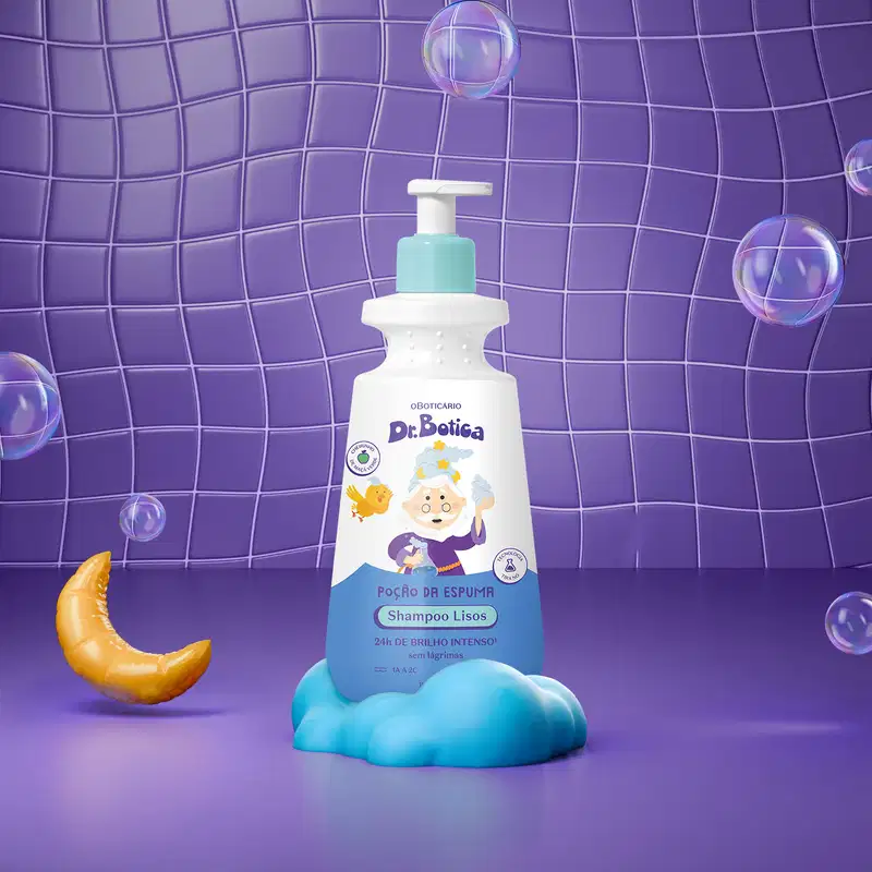 Imagem de uma embalagem branca e azul com válvula dosadora azul de shampoo infantil para cabelos lisos da marca Dr. Botica em fundo azul simulando azulejo com lua, espuma e bolhas de sabão.
