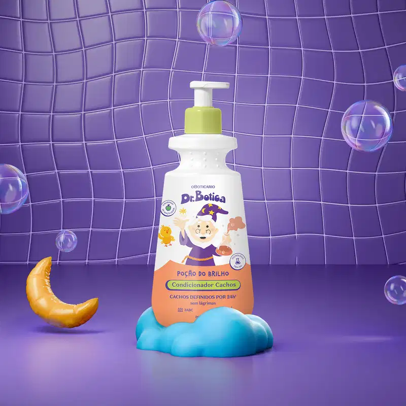 Imagem de uma embalagem branca e laranja com válvula dosadora amarela de condicionador infantil para cabelos cacheados da marca Dr. Botica em fundo azul simulando azulejo com lua, espuma e bolhas de sabão.