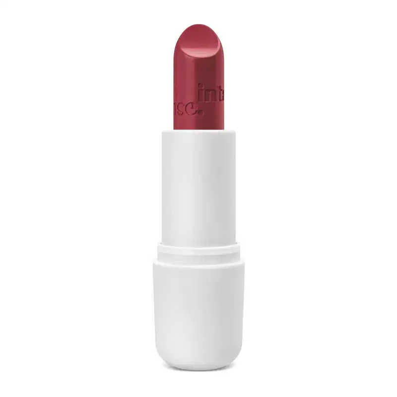 Batom cremoso na cor vermelha 340 da marca Intense em tubo branco.