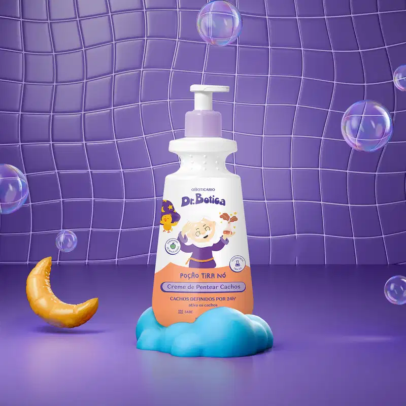 Imagem de uma embalagem branca e laranja com válvula dosadora roxa de creme de pentear infantil para cabelos cacheados da marca Dr. Botica em fundo azul simulando azulejo com lua, espuma e bolhas de sabão.