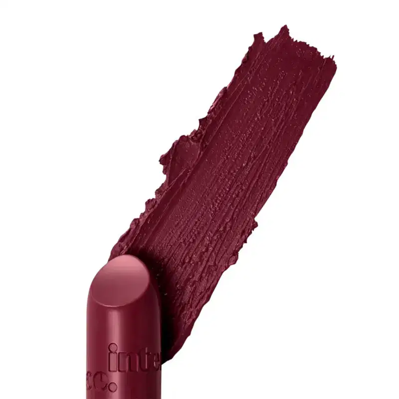Textura do batom cremoso da marca Intense na cor vinho com um rastro cremoso e uniforme no fundo branco.
