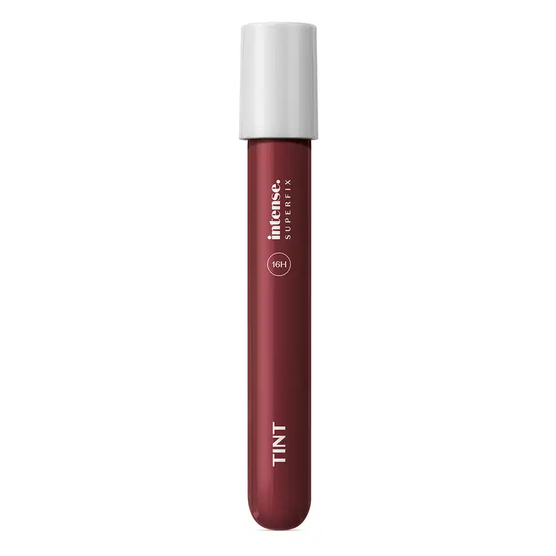 Batom líquido Superfix Tint na cor vinho 425 da marca Intense em tubo transparente, mostrando a tonalidade do produto, tampa branca e letras brancas.