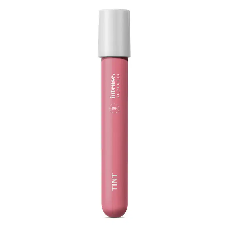 Caixa bege e marrom com letras nessas mesmas cores que traz um batom líquido Superfix Tint na cor Rosa 245 da marca Intense.