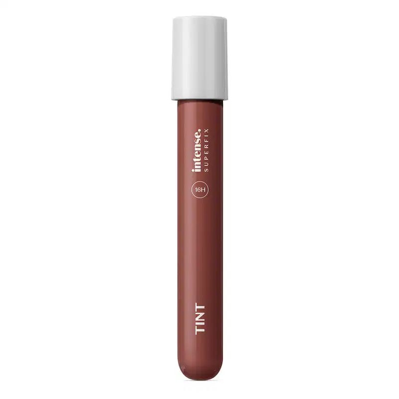 Caixa bege e marrom com letras nessas mesmas cores que traz um batom líquido Superfix Tint na cor Marrom 635 da marca Intense.
