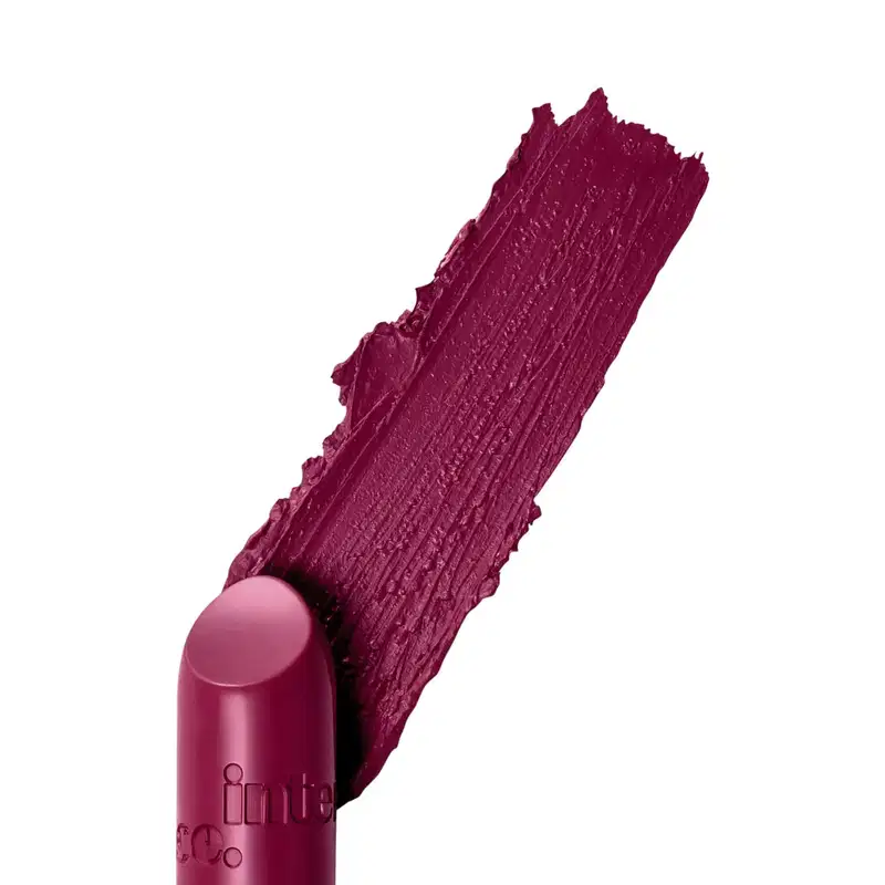 Bala de batom na cor rosa com um rastro rosa intenso, cremoso e uniforme no fundo branco.