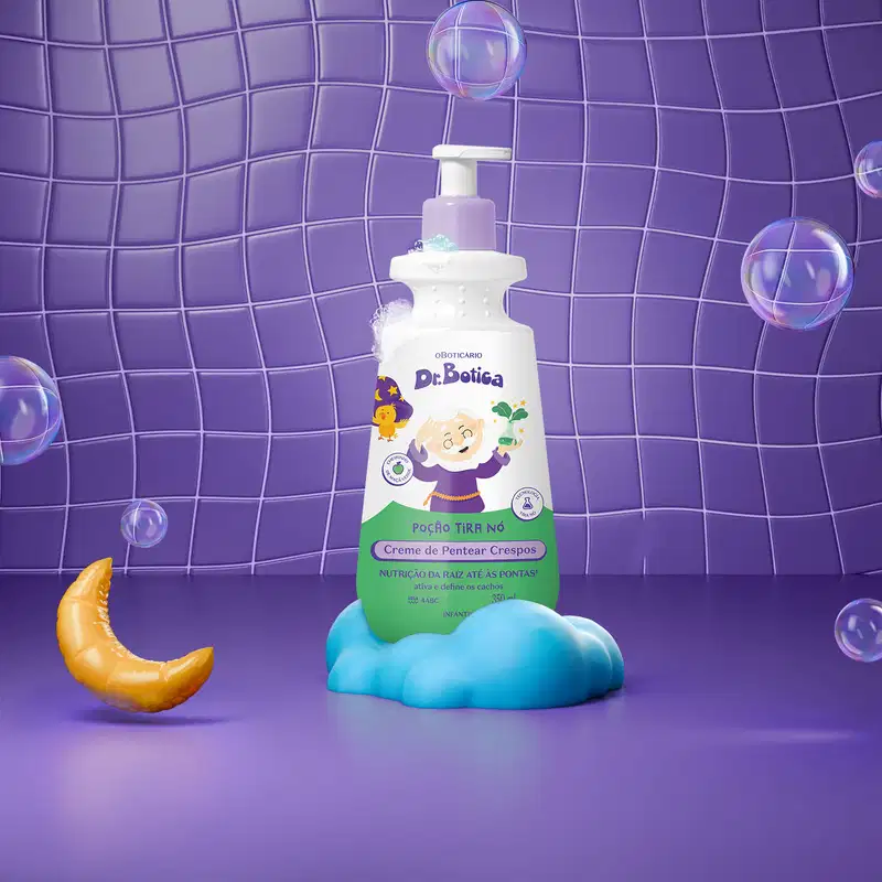 Imagem de uma embalagem branca e verde com válvula dosadora roxa de creme de pentear infantil para cabelos crespos da marca Dr. Botica em fundo azul simulando azulejo com lua, espuma e bolhas de sabão.