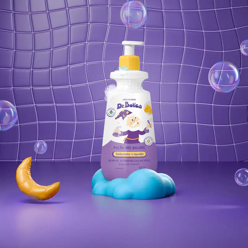 Frasco branco e roxo com tampa dosadora amarela e ilustrações dos personagens da marca Dr. Botica contendo sabonete líquido em fundo azul simulando azulejos, com luz, espuma e bolhas de sabão ao redor.