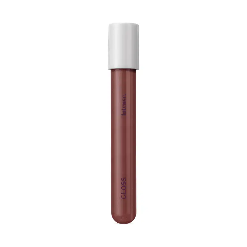 Gloss labial na cor Marrom Nude 115 da marca Intense em tubo cilíndrico transparente, mostrando a cor do produto, e tampa branca.