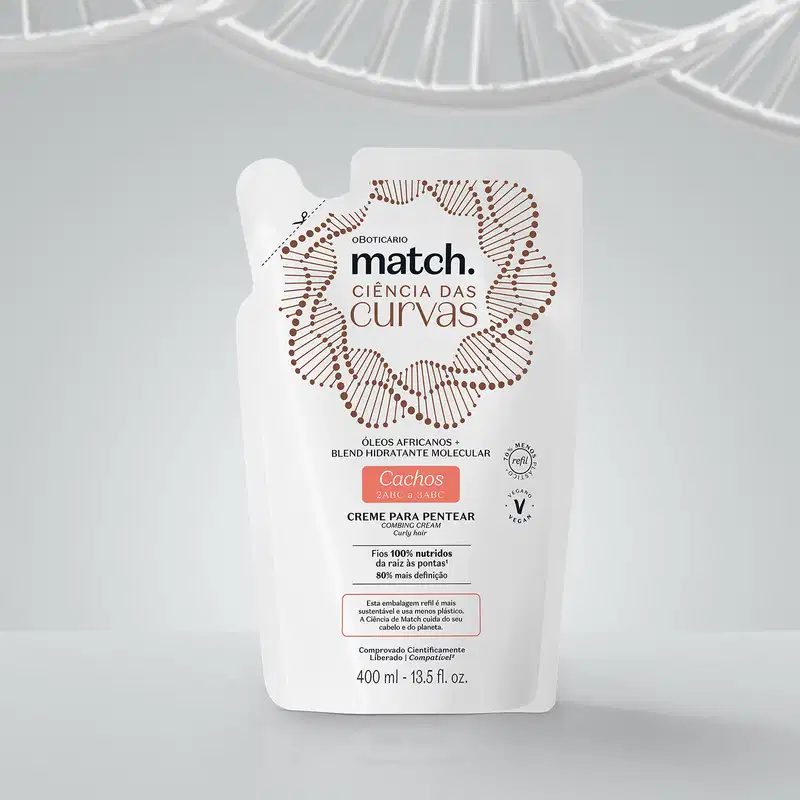 Refil de creme para pentear para cabelos cacheados Match Ciência das Curvas em sachê branco com letras marrons e detalhes laranjas em fundo azul.