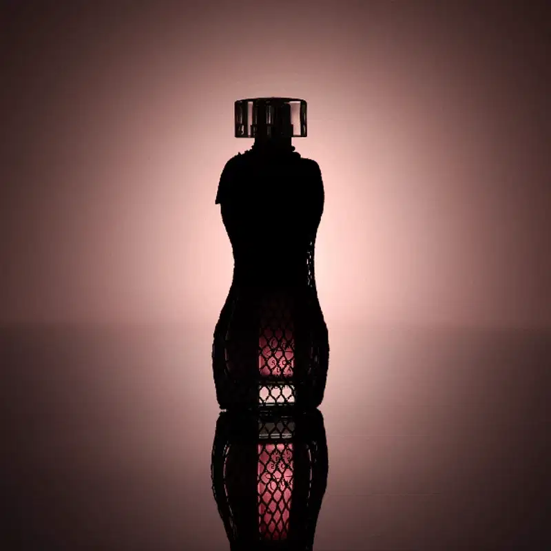Gif apresentando o desodorante colônia Glamour Secrets Black Intense em vidro curvilíneo com renda preta em volta, pulverizador dourado e tampa transparente cem fundo escuro com iluminação em volta da embalagem.