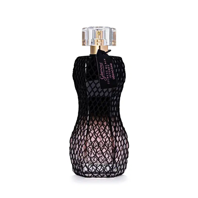 Vidro curvilíneo com renda preta em volta, pulverizador dourado e tampa transparente contendo 75ml de desodorante colônia Glamour Secrets Black Intense.