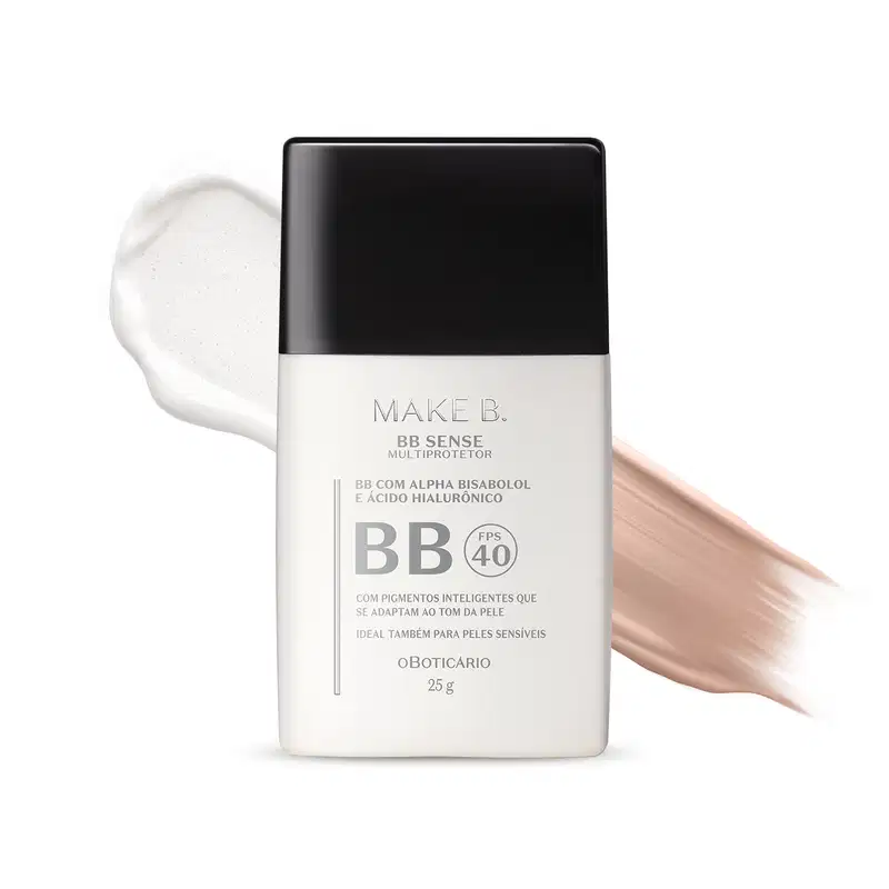 Frasco branco com tampa preta e letra cinza contendo 25g de BB Cream Multiprotetor FPS 40 da marca Make B. Sense na cor 1. Atrás do frasco encontra-se uma quantidade do produto mostrando sua tonalidade.