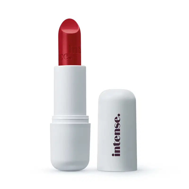Batom cremoso na cor Vermelho 310 da marca Intense, em embalagem toda branca com letras pretas na tampa.