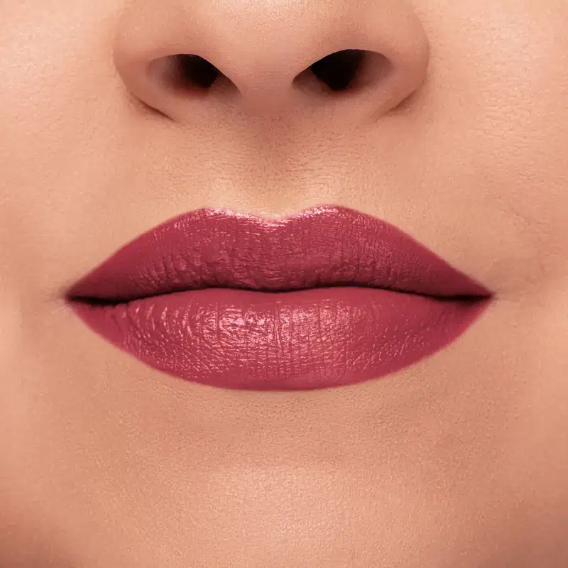 Close-up de um rosto feminino de pele branca evidenciando os lábios que usam o batom do Arraso na cor pink rosé da marca Intense.