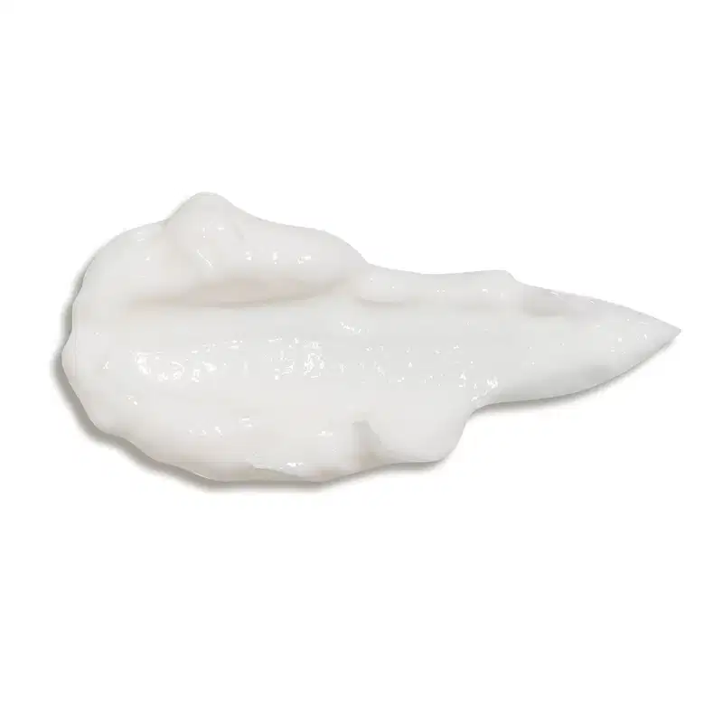 Textura branca, brilhante e cremosa de loção hidratante corporal Nativa SPA Lilac em superfície lisa e fundo branco.