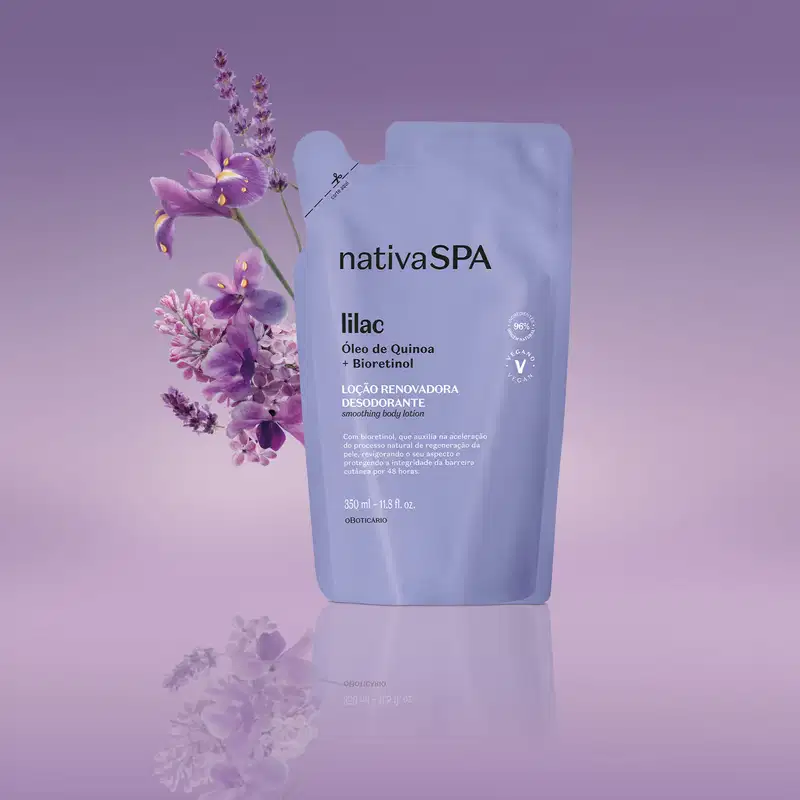 Refil de loção renovadora hidratante corporal Nativa SPA Lilac em sachê de 350ml na cor lilás com letras pretas e brancas com flores lilás ao redor, em um ambiente monocromático de tons de roxo.