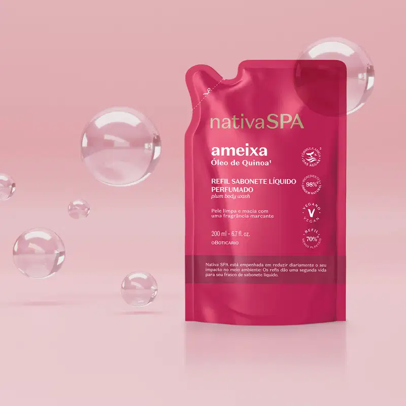 Embalagem do produto em um fundo rosa com bolhas de sabão flutuando ao redor.