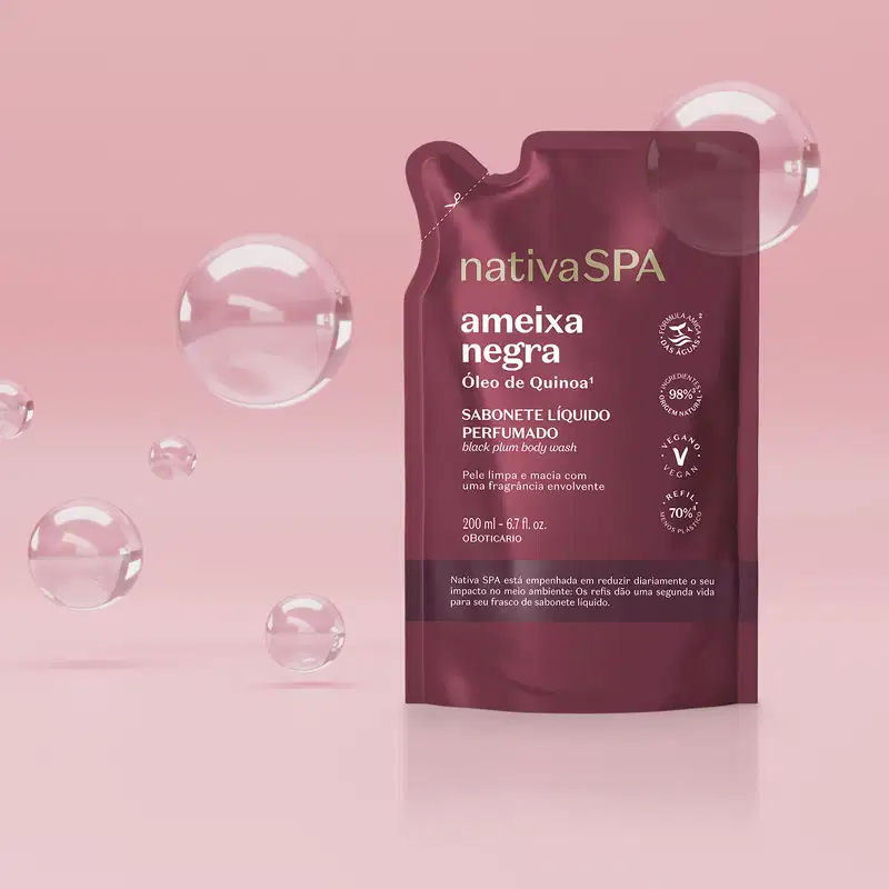 Refil de sabonete líquido perfumado Nativa Spa Ameixa Negra em sachê de 200ml na cor vermelho escuro com detalhe marrom e letras brancas em fundo lilás com bolhas flutuando em volta da embalagem.