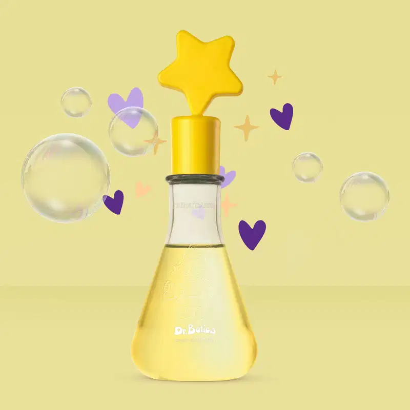Frasco transparente em formato de vidro laboratorial com líquido amarelo e tampa com estrela na ponta também amarelas de colônia infantil Poção da Amizade da marca Dr. Botica em fundo amarelo com bolhas e corações flutuando ao redor.