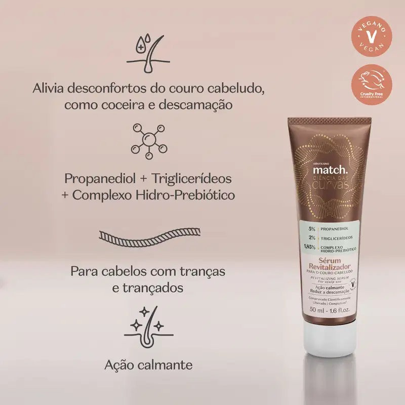Frasco marrom com tampa branca, rótulo cinza e letras em bege e preto contendo 50ml de sérum revitalizador para o couro cabeludo da marca Match Ciência das Curvas em fundo neutro com letras pretas informando os benefícios do produto.