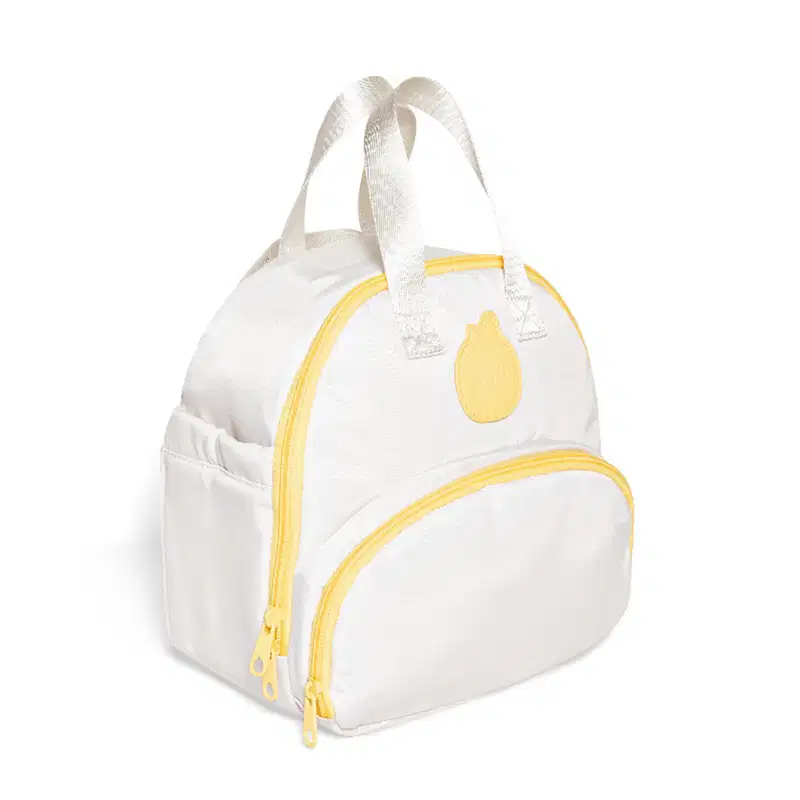 Frasqueira branca com detalhe e zíperes amarelos, alças de transporte prateadas e bolsos externos da marca Boti Baby.
